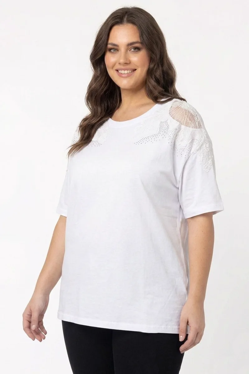 T-shirt με δαντέλα στους ώμους σε λευκό χρώμα plus size