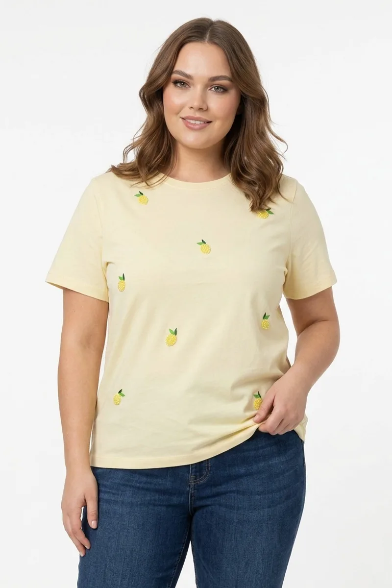 T-shirt με τύπωμα λεμόνια και χάντρες σε κίτρινο χρώμα plus size