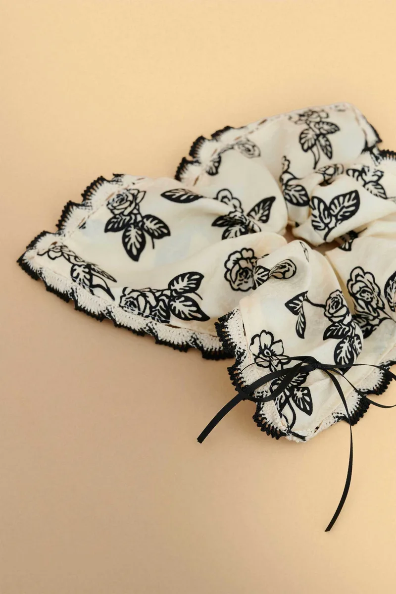 Attrattivo γυναικείο scrunchie με all-over print - 9K23634 Ασπρόμαυρο