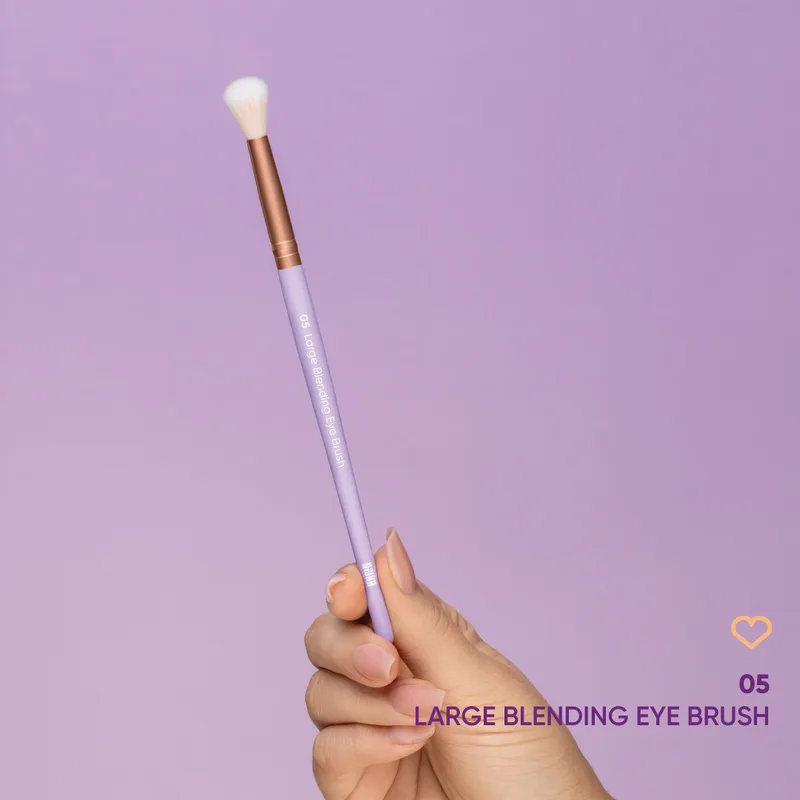 05 Large Blending Eye Brush