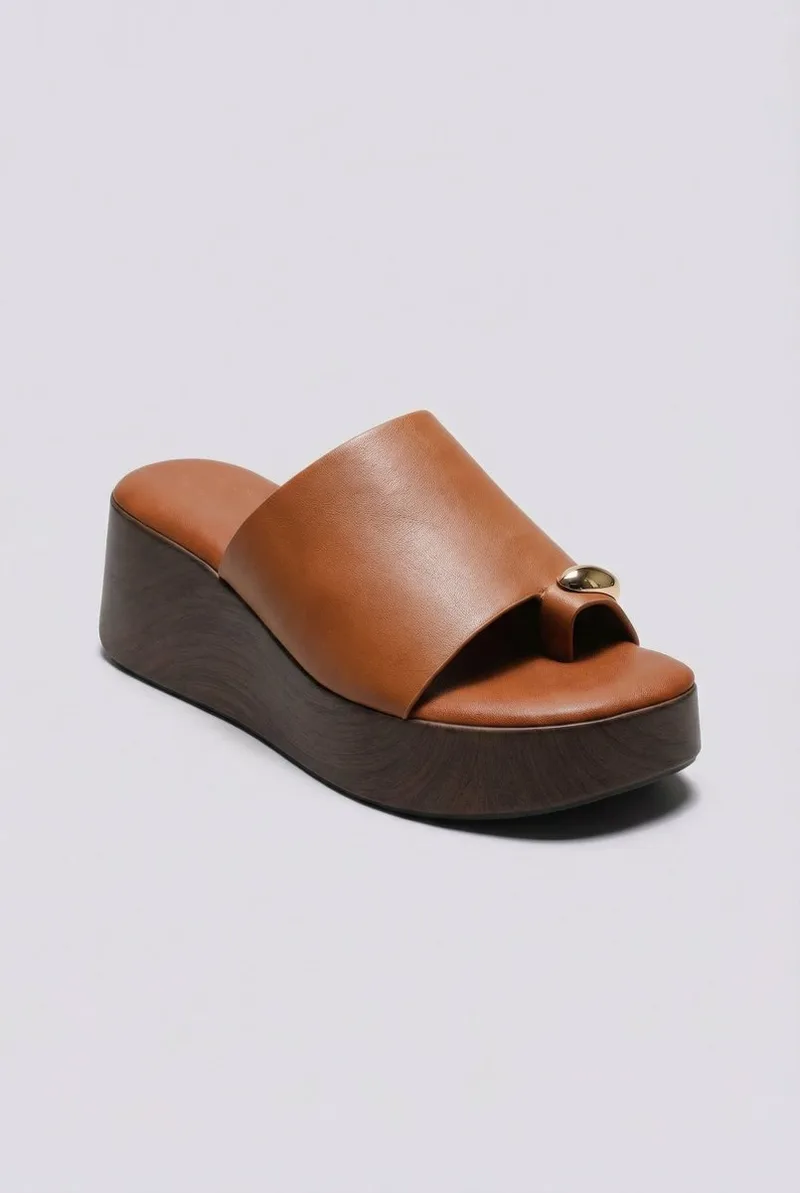 Ideal shoes Platform Sandals Toe Ring - 3003 - Tan Matte