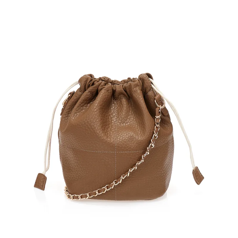 Τσαντάκι ώμου σκούρο καφέ με ανάγλυφη υφή ΤΑΜΠΑ