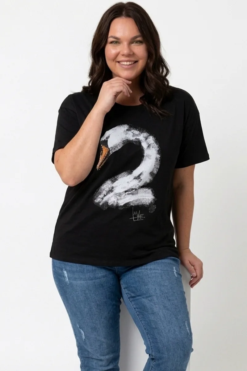 T-shirt με τύπωμα κύκνο σε μαύρο χρώμα plus size