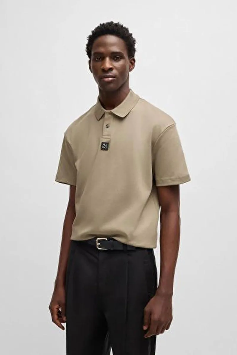 Hugo Boss ανδρική μπλούζα πόλο μονόχρωμη με logo patch Regular Fit "Deabono" - 50517638 Καφέ Ανοιχτό