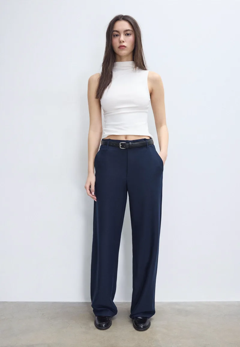Stradivarius Ριχτό Παντελόνι Σε Ίσια Γραμμή Με Ζώνη Navy Blue 40
