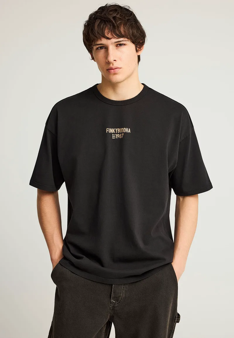 Oversized t-shirt με τύπωμα στο στήθος