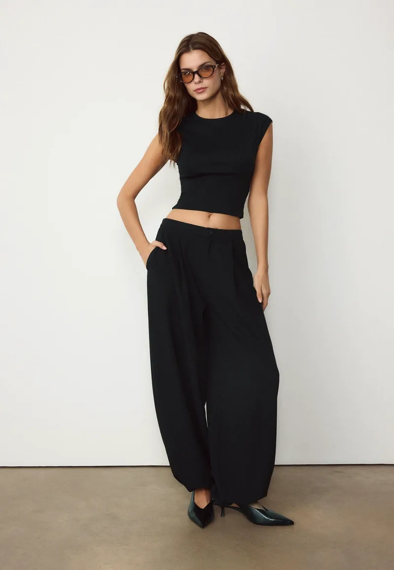 Stradivarius Εφαρμοστή Κοντή Μπλούζα Basic Μαύρο M