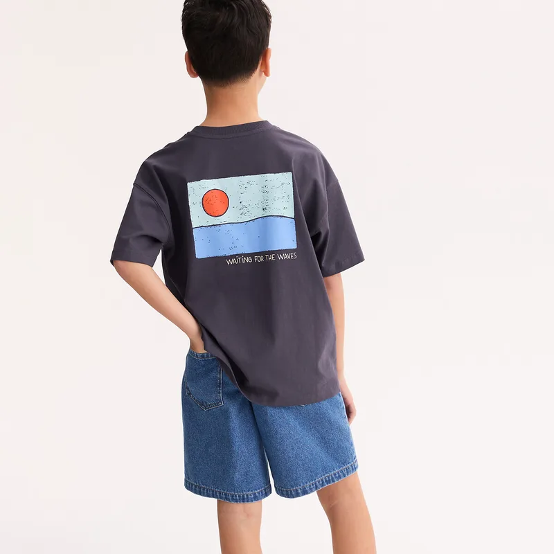 Φαρδύ t-shirt με στρογγυλή λαιμόκοψη και κοντά μανίκια