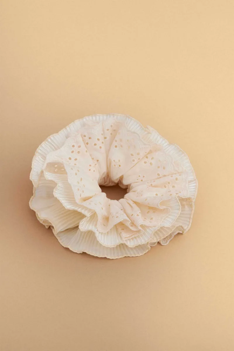 Attrattivo γυναικείο scrunchie με διάτρητο σχέδιο - 9K23649 Μπεζ