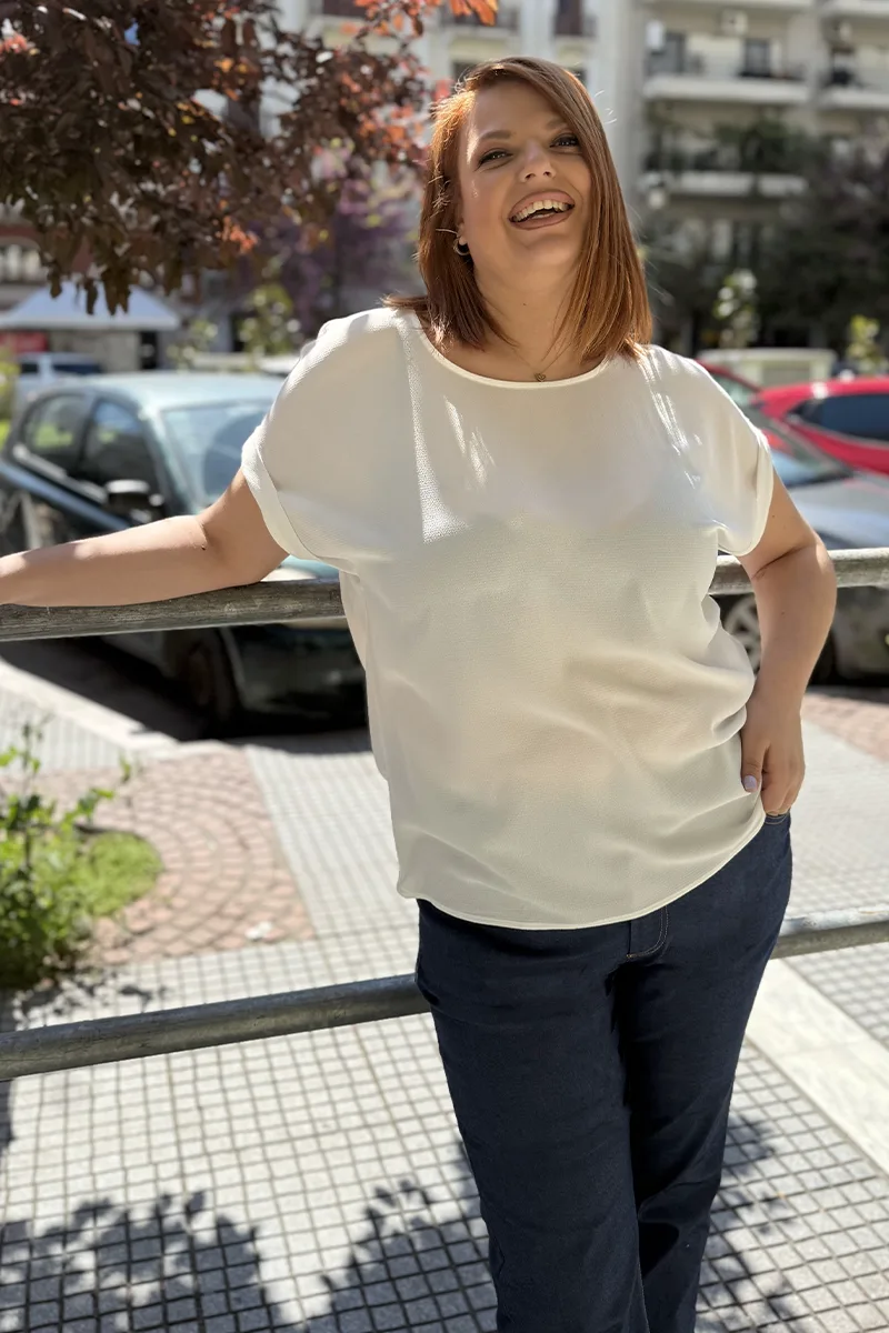 Μπλούζα με ρεβέρ στο μανίκι σε εκρού χρώμα