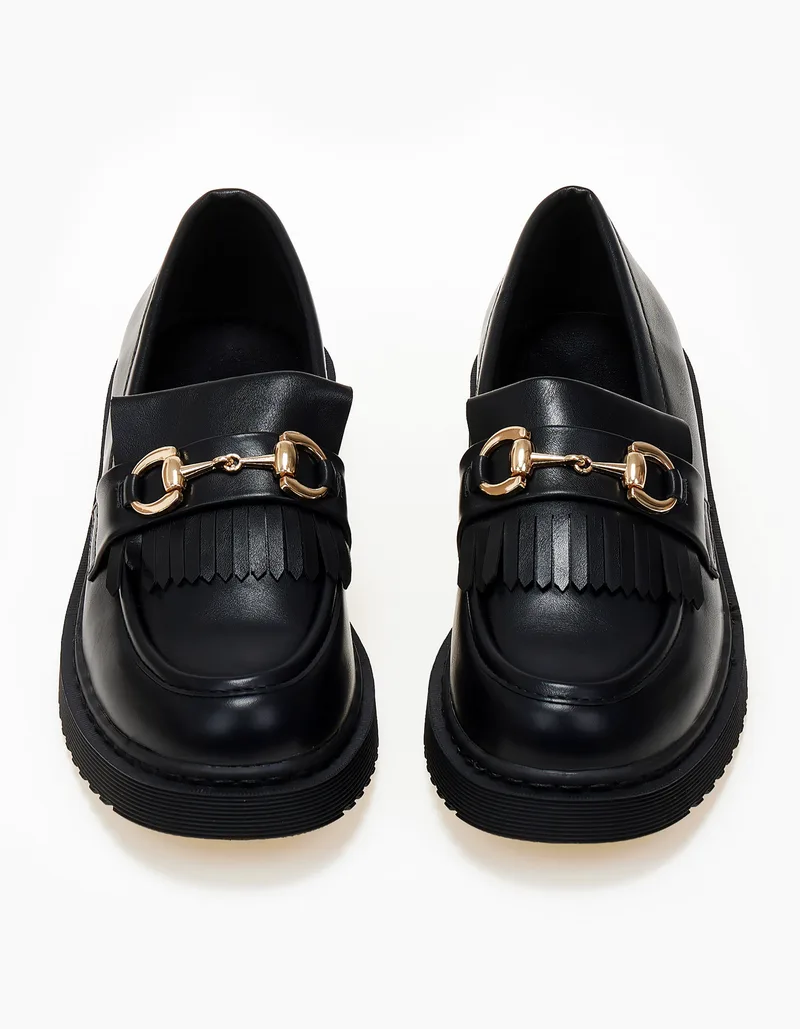 Loafers με αγκράφα και λεπτομέρεια κρόσσια - Μαύρο
