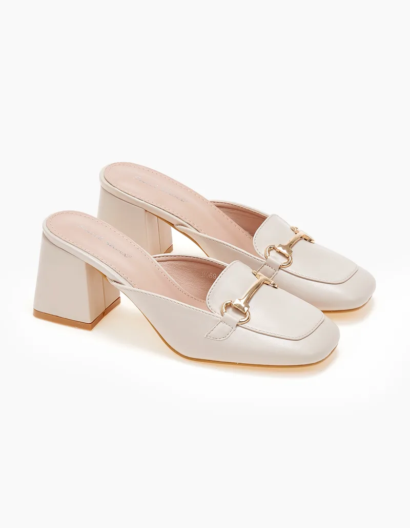 Mules loafers με χοντρό τακούνι και μεταλλική λεπτομέρεια - Μπεζ