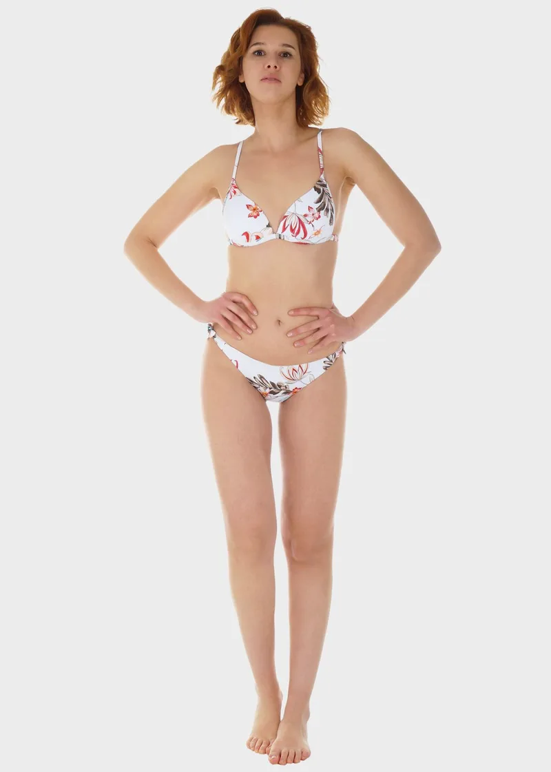 Γυναικείο σετ μαγιό bikini all print floral ενσωματωμένη ενίσχυση slip κανονική γραμμή με πλαϊνό δέσιμο.Καλύπτει B CUP. ΛΕΥΚΟ