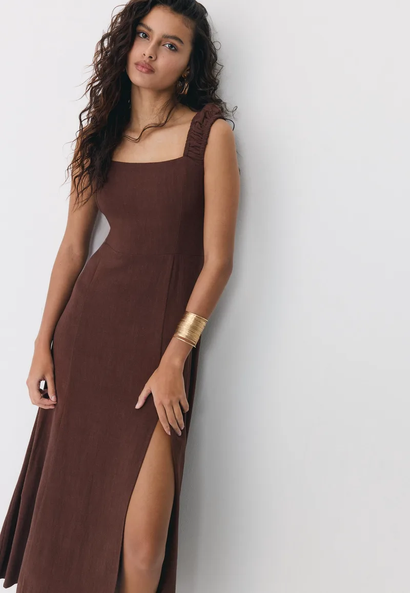 Stradivarius Μίντι Ριχτό Φόρεμα Με Χιαστί Πλάτη Και Όψη Λινού Καφέ L