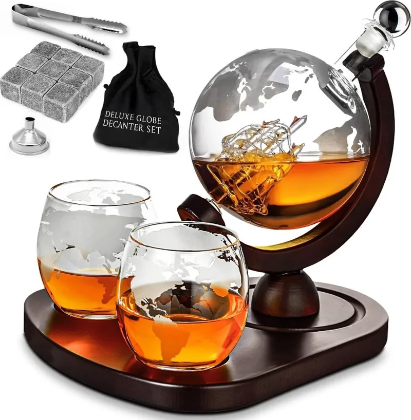 Γυάλινο Σετ Ποτού MikaMax Deluxe Globe Decanter Set σε Σχήμα Υδρογείου με 1 x Καράφα Σερβιρίσματος με Πώμα & Ξύλινη Βάση / 2 x Ποτήρια / 1 x Λαβίδα / 1 x Χωνί / 9 x Πέτρες Ουίσκι (8719481357771)