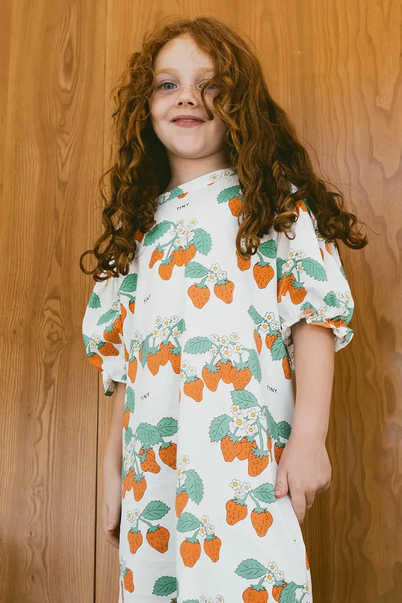 Παιδικό βαμβακερό φόρεμα Tinycottons STRAWBERRIES PUFF SLEEVE DRESS