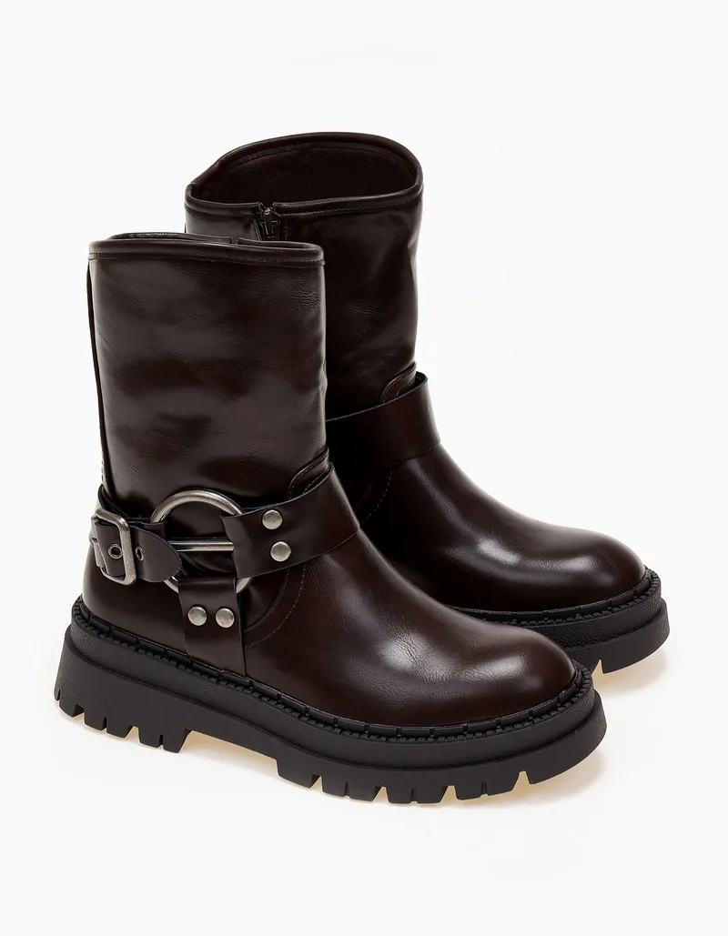 Biker boots με μεταλλική λεπτομέρεια - Καφέ
